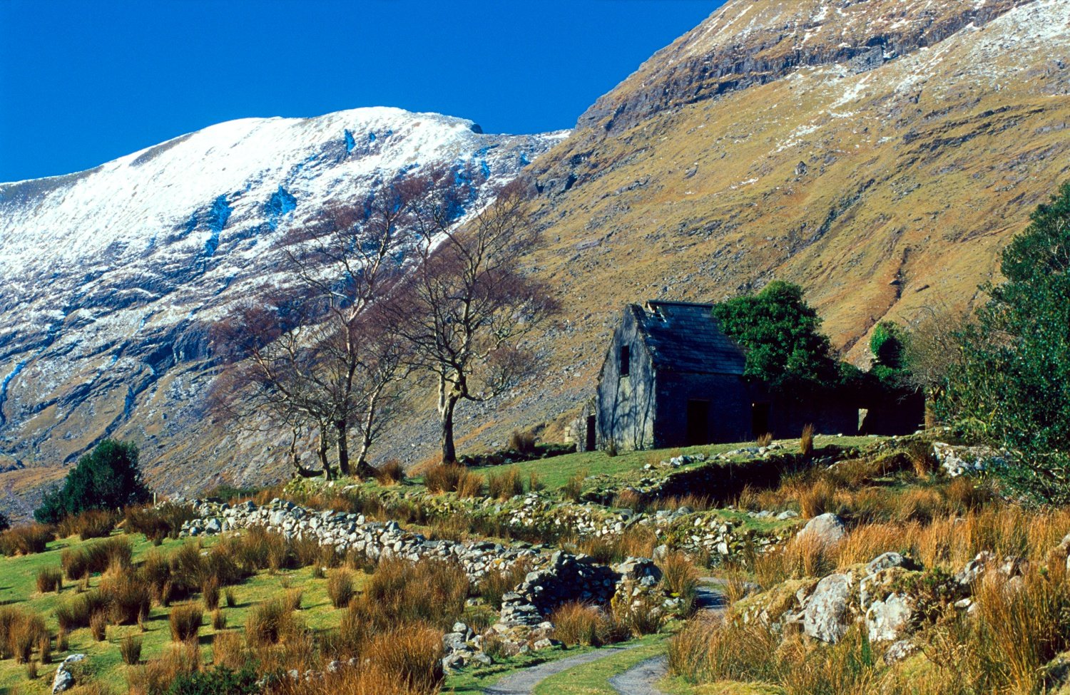 Abandonned cottage and track in the Black Valley, Co Kerry, Ireland. Abandonned cottage and track in the Black Valley, Co Kerry, Ireland.